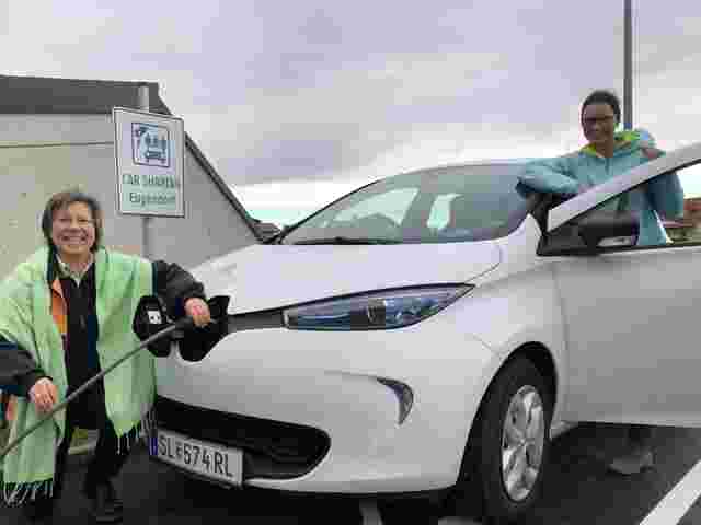 Angela Lindner (l.), eine der Initiatorinnen des Carsharing-Angebots in Eugendorf mit Stephanie Neuhofer (r.), einer überzeugten Nutzerin des elektrischen Renault Zoe. 
