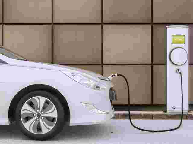 Das E-Auto birgt großes Potenzial in sich, das Erreichen der Weltklimaziele zu unterstützen &#8211; doch nur, wenn es mit Strom aus erneuerbaren Quellen betankt wird. 