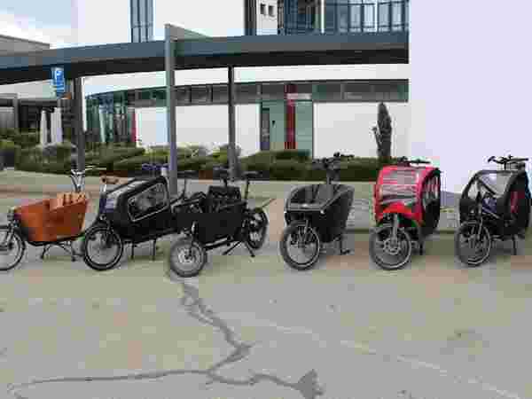 Die E-Lastenräder im Test: Babboe City E, eBullitt 6100 von Bullitt, der Testsieger e-muli st von Muli, Family von Urban Arrow, Triobike Cargo, Prophete Cargo Plus E-Bike (v. l.). 