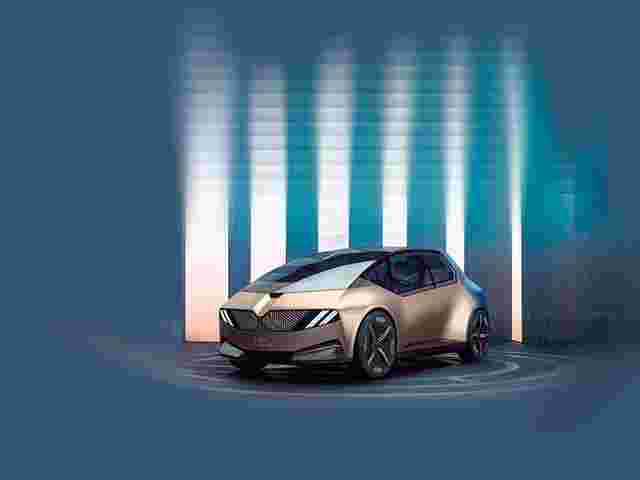 Die BMW-Studie i Vision Circular soll mit Feststoff-Akku fahren.  